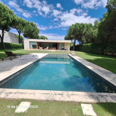  piscina Aqbierta 
 de obra con terminación piedra